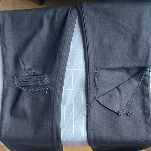 RE/DONE 90’s High Rise Ankle Crop in Jet Black denim with knee rips and hole - Picture 5 of 6